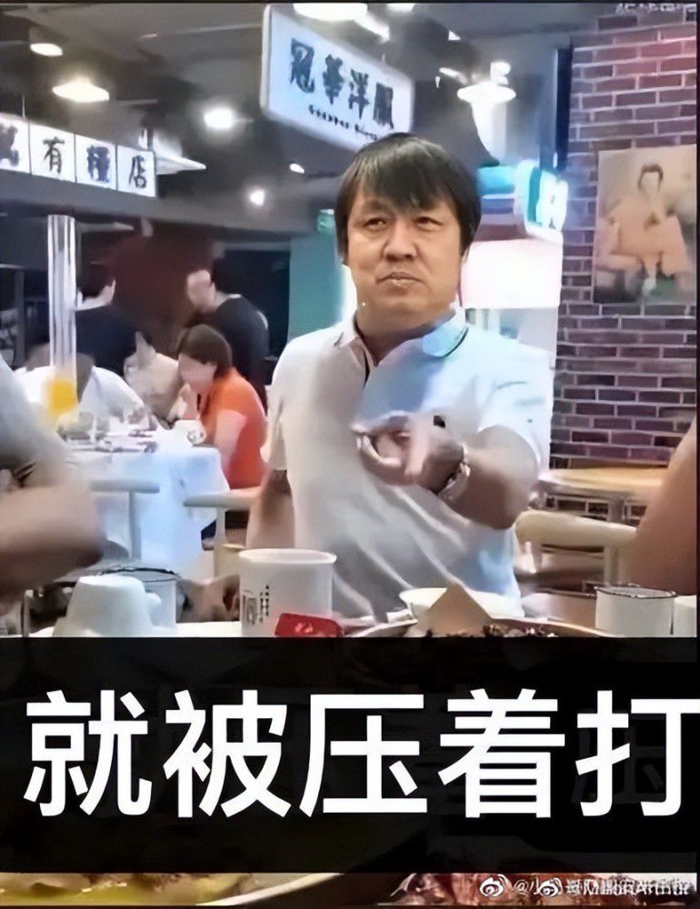 “在范迪克身边，他成为一名更成熟的球员，他们一起踢了一场精彩的比赛，但不仅仅是他们，这是因为每个人都在互相帮助，完成我们的工作。